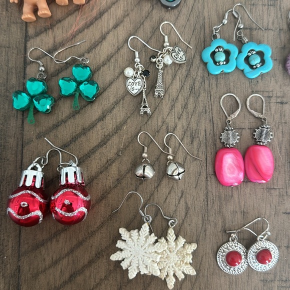 19 Pair of Earrings - Picture 4 of 8